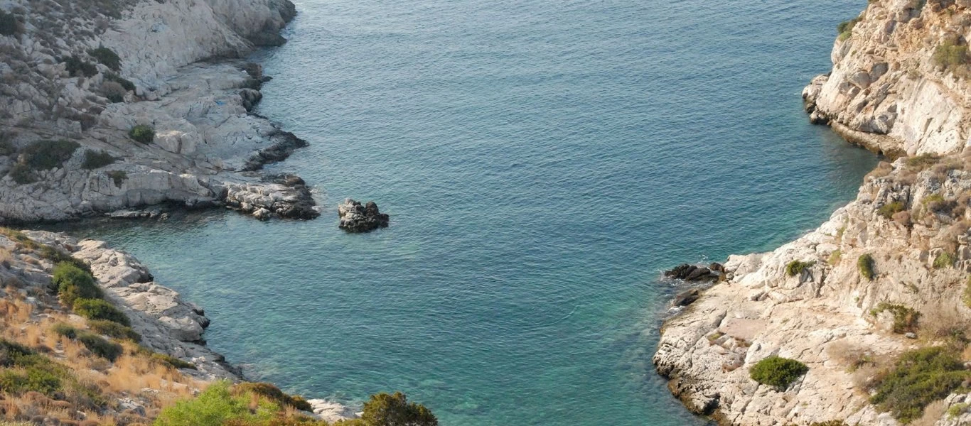 Εντοπίστηκαν πυροβόλο όπλο και σφαίρες στα βράχια της Βουλιαγμένης